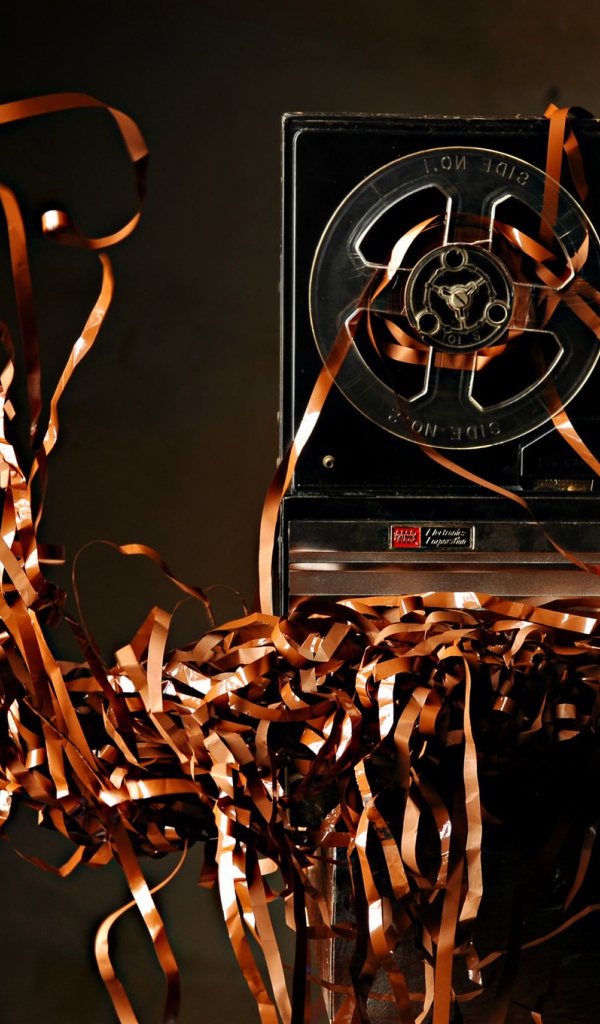 Старый бобинный магнитофон с лентой