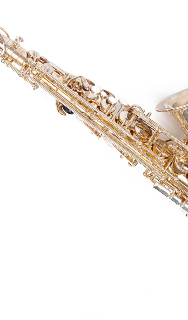 Саксофон на белом фоне крупным планом 