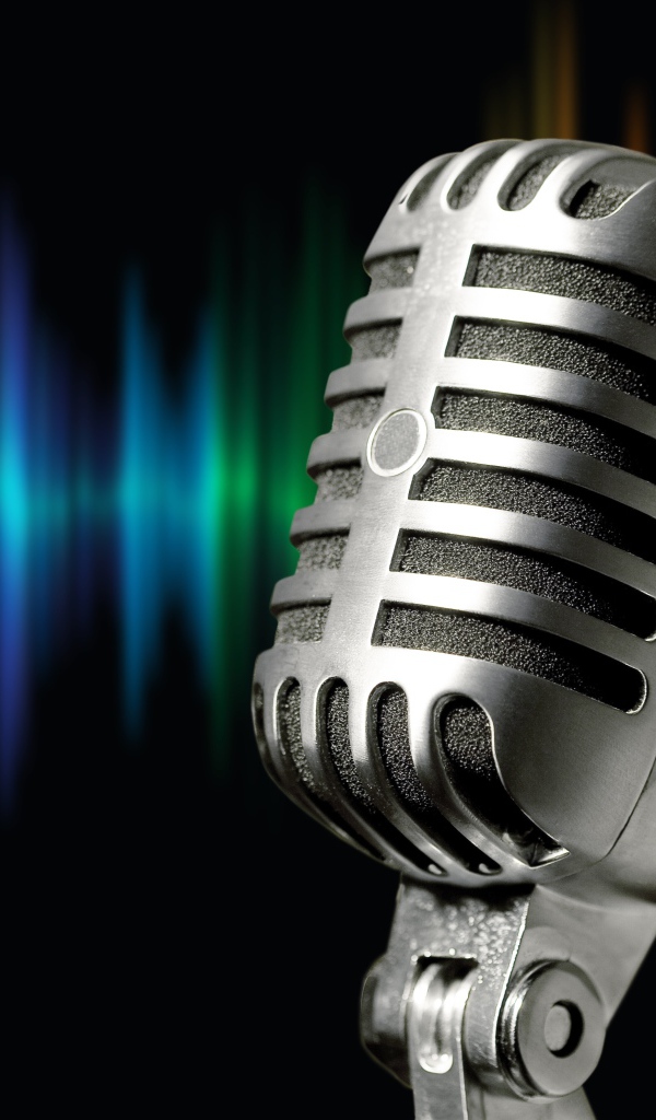 Серебряный микрофон Shure 55s  на ярком фоне