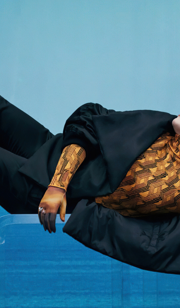 Певица Билли Айлиш на голубом фоне