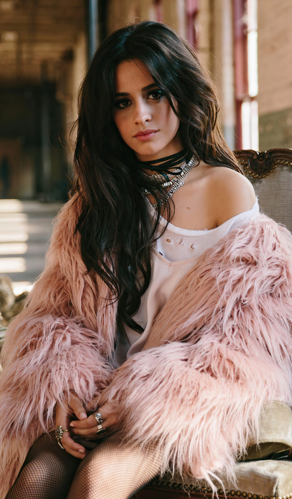 Певица Камила Кабельо сидит в кресле