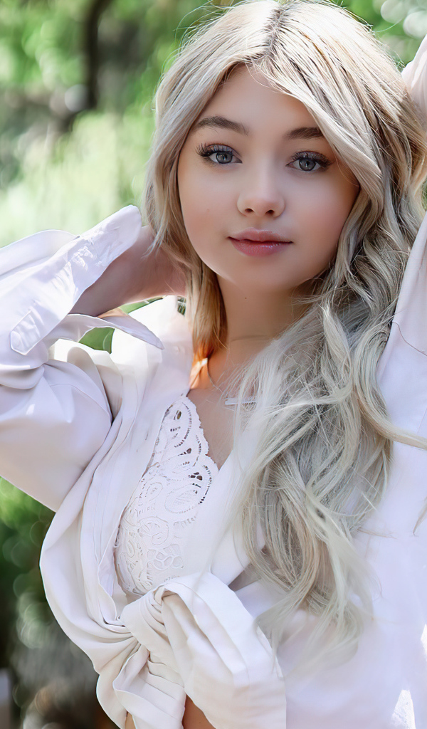 Певица Сисили Роуз в белой рубашке