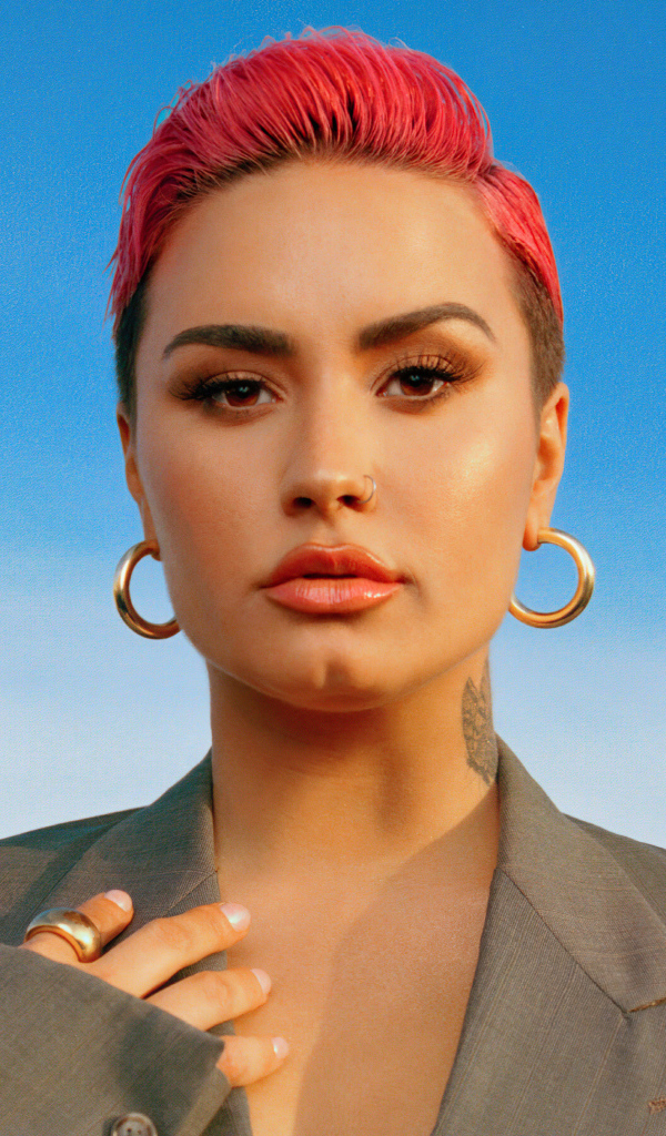 Певица   Деми Ловато с розовыми волосами на голубом фоне