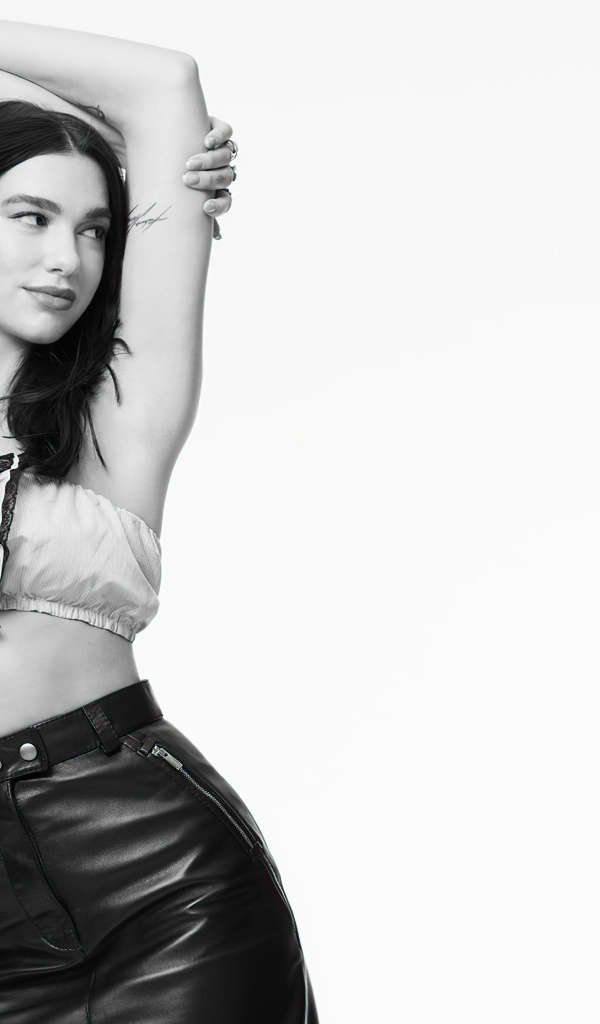 Певица Дуа Липа на белом фоне, черно-белое фото