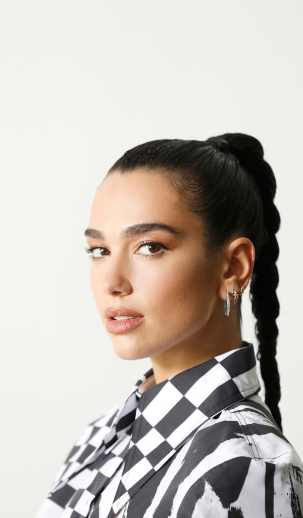 Певица Дуа Липа с косой на голове