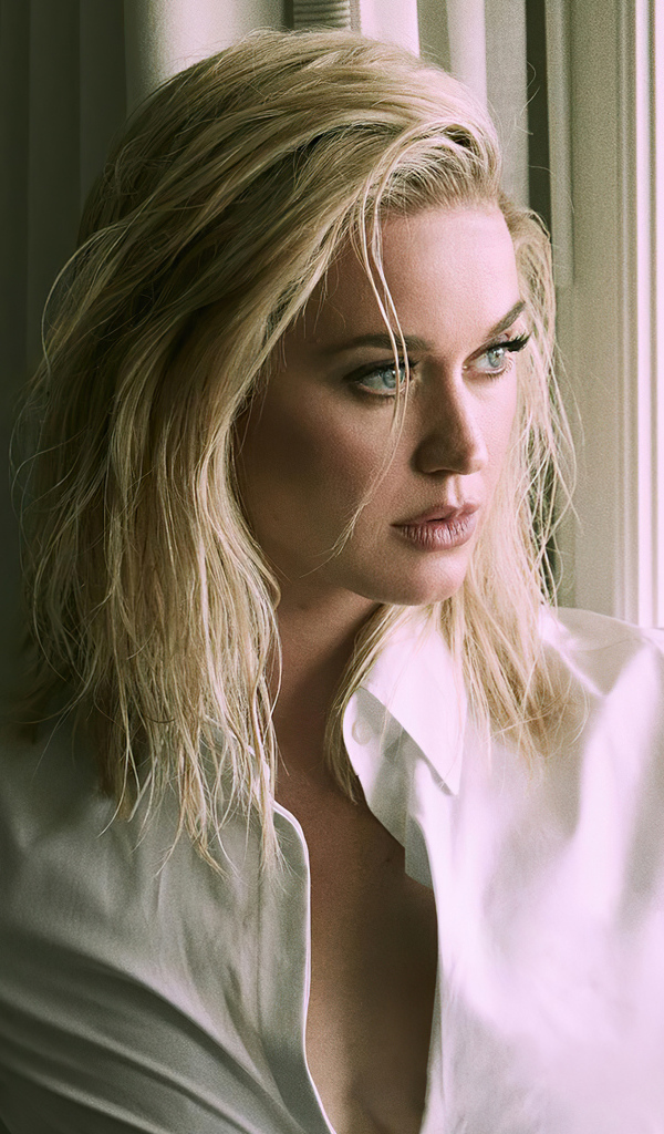 Певица Кэти Перри стоит у окна