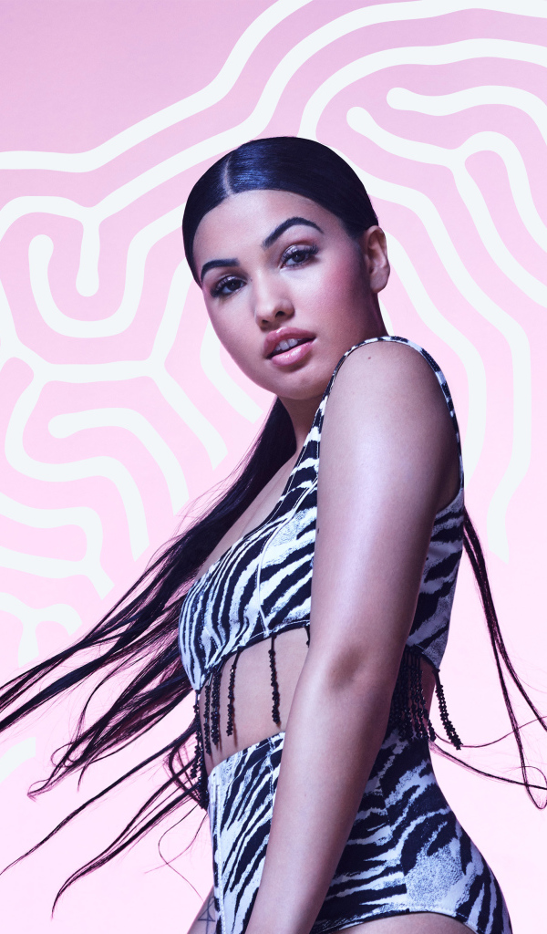 Певица Mabel  на розовом фоне