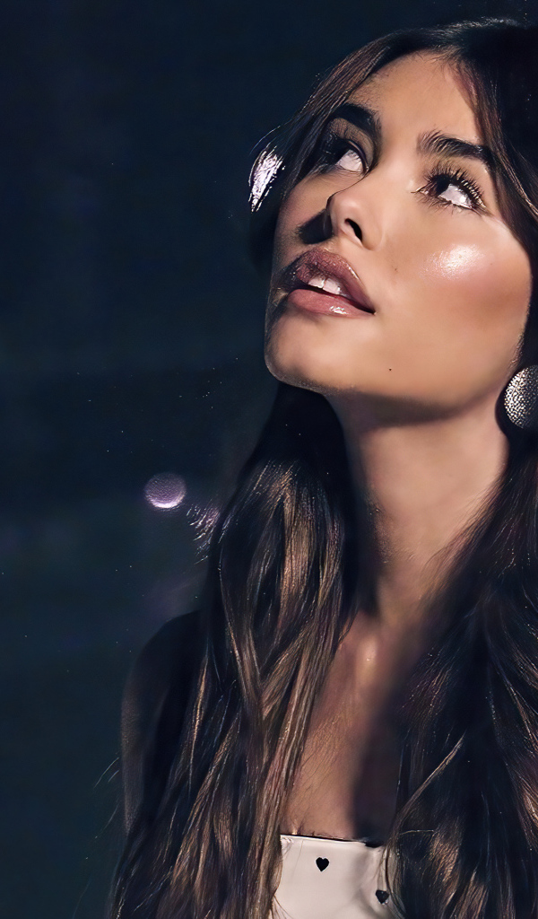 Певица Мэдисон Бир смотрит в сторону