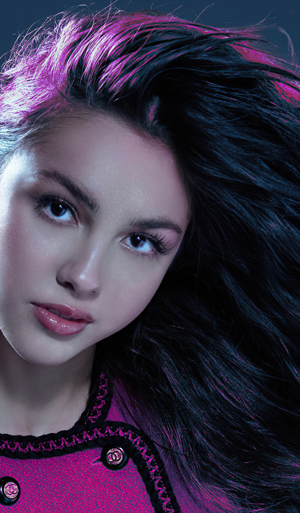 Длинные волосы у певицы Оливия Родриго