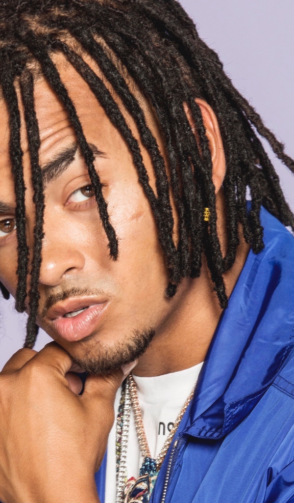 Певец Осуна на сером фоне