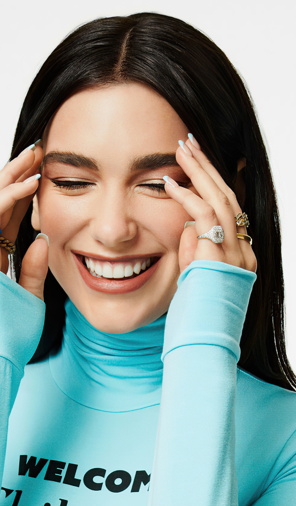 Улыбающаяся девушка певица Дуа Липа