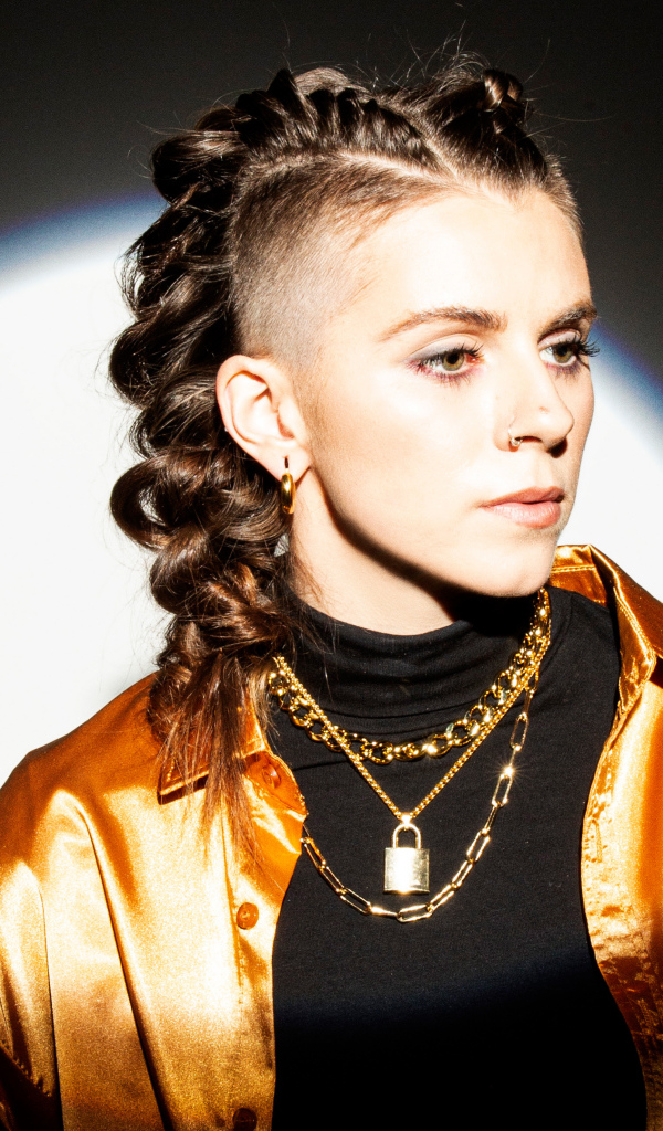 Солистка рок группы PVRIS