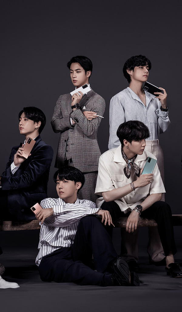 Южнокорейский бенд BTS с телефонами самсунг