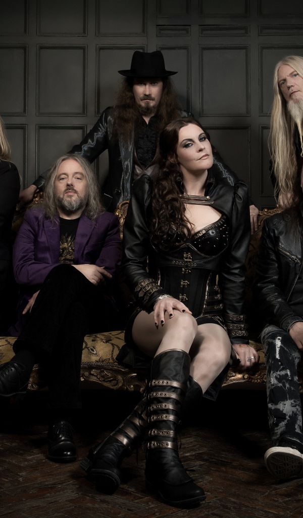 Состав группы Nightwish сидит на диване