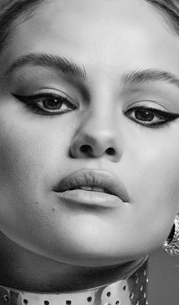 Лицо певицы Селена Гомес на сером фоне