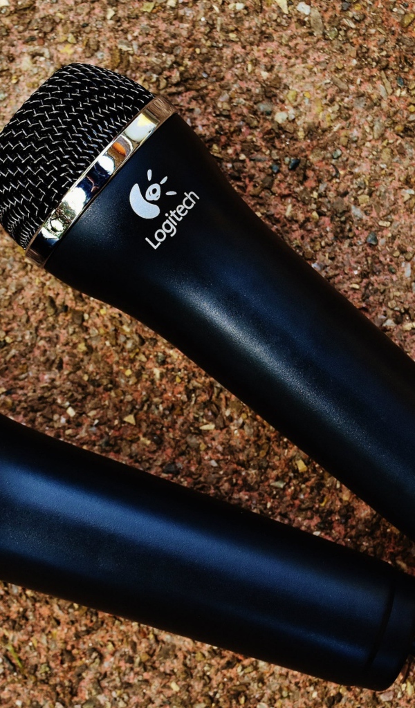 Два микрофона logitech на асфальте 