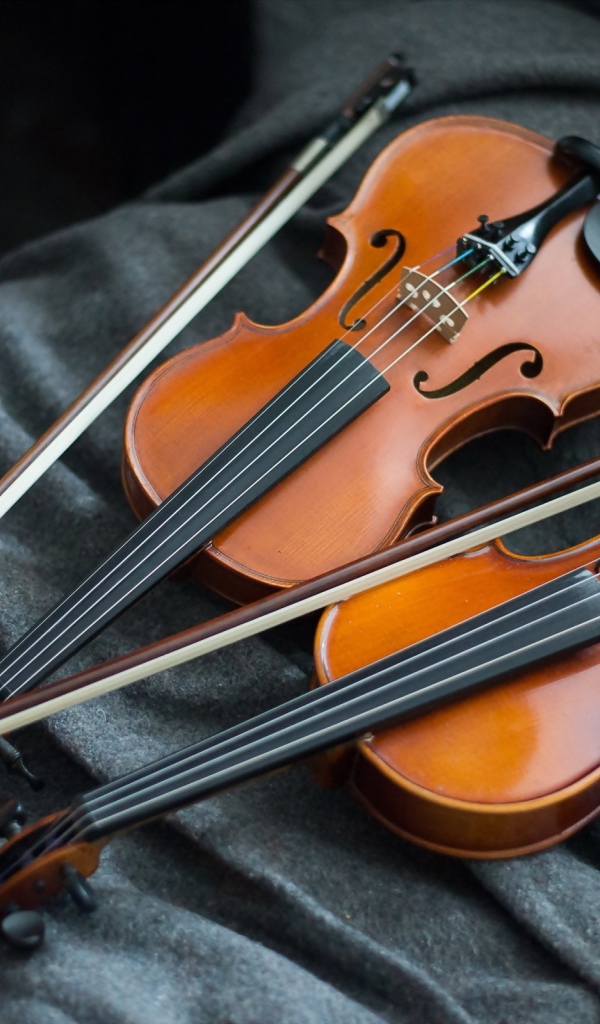 Две деревянные скрипки на ткани 