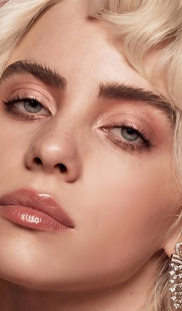 Молодая блондинка Билли Айлиш лицо на розовом фоне