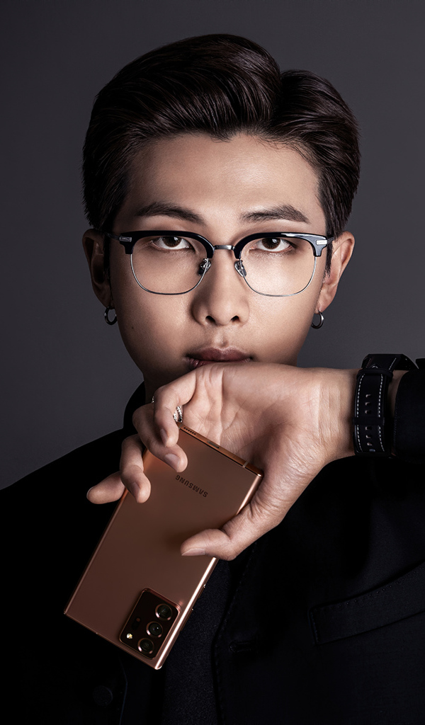 Молодой парень Rm участник группы BTS с телефоном