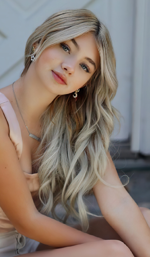 Молодая девушка певица Сисили Роуз