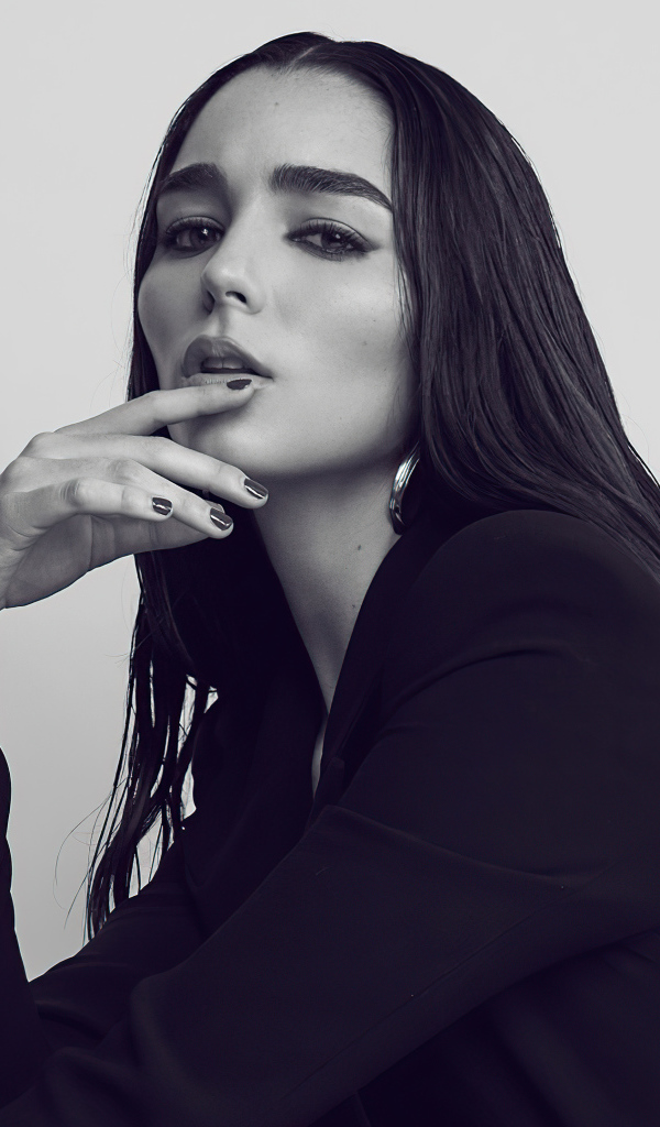 Молодая певица Индиана Массара в черном наряде