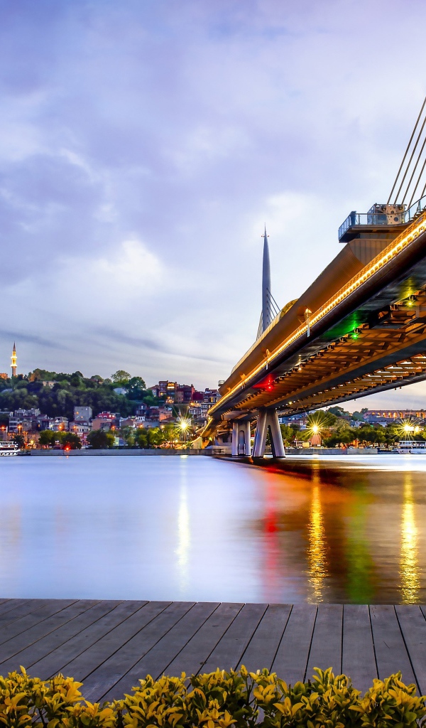 Красивый мост над рекой в сумерках 