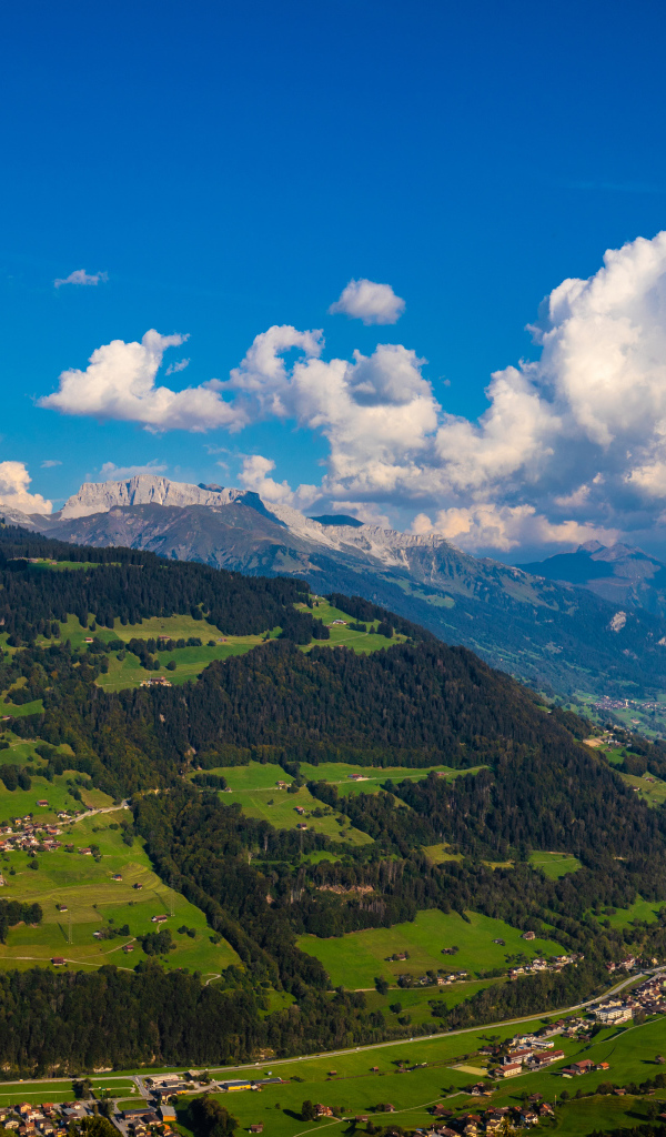 Красивый вид на гору под голубым небом с голубыми облаками 
