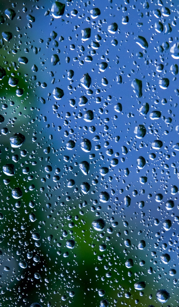 Голубое стекло с каплями дождя