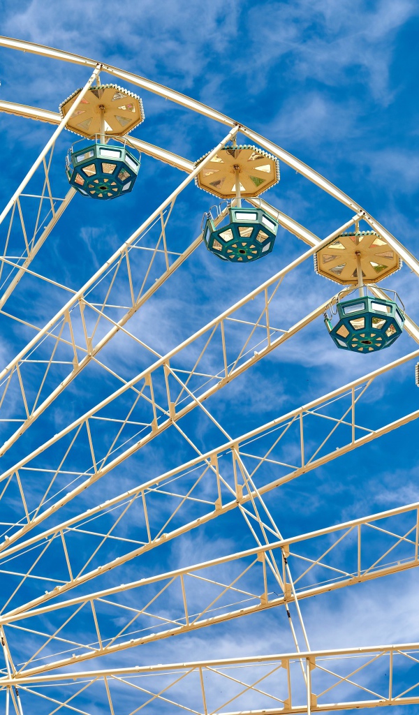 Колесо обозрения на фоне голубого неба