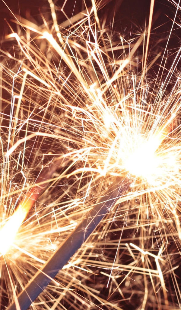 Зажженные бенгальские огни крупным планом 