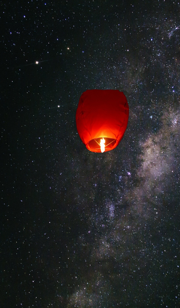 Зажженные китайские фонарики в небе 