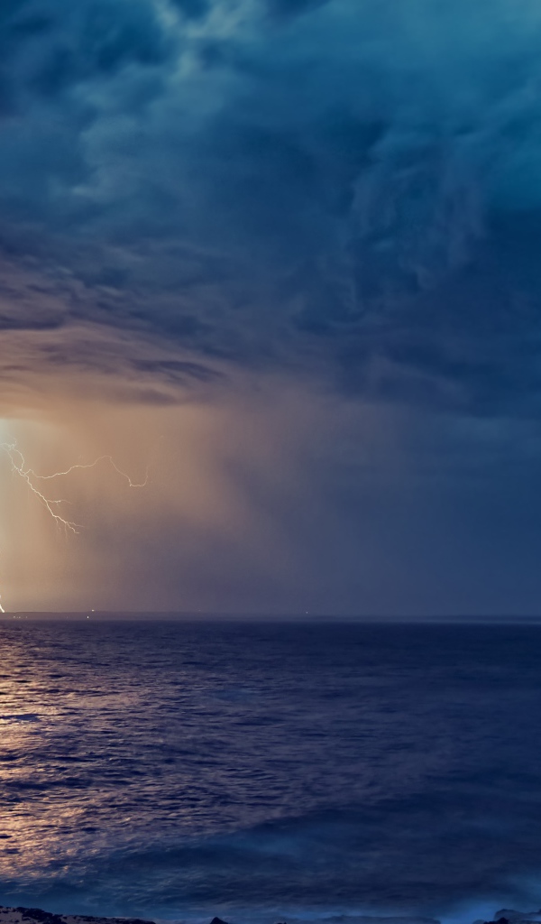 Белая молния рассекает небо в море 