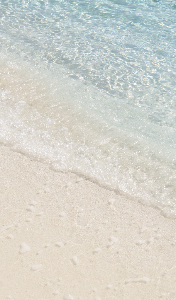 Чистая вода на белом морском песке