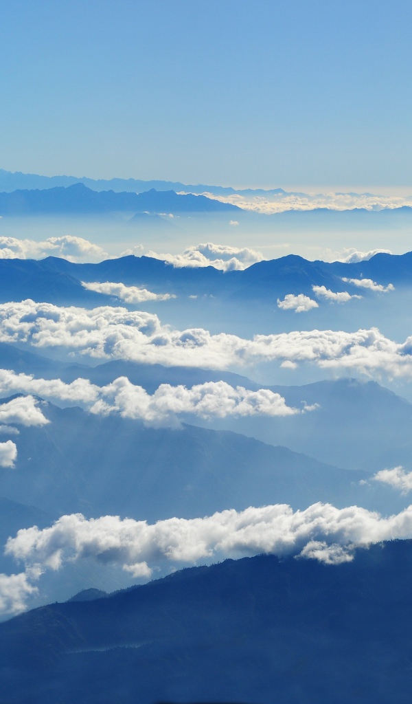 Красивые белые облака над вершинами гор 