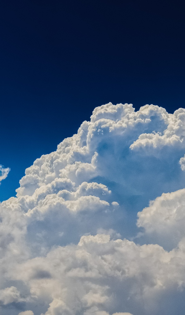 Густые белые облака в голубом небе 