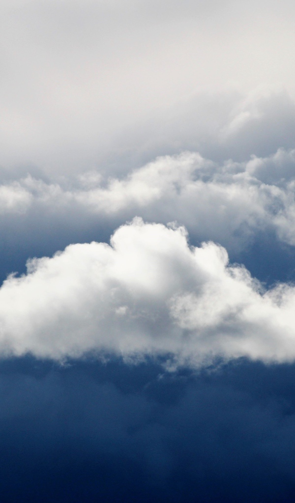 Белые облака в грозовом небе 