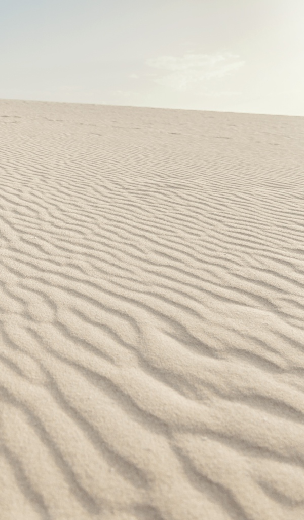 Красивый волнистый белый песок в пустыне