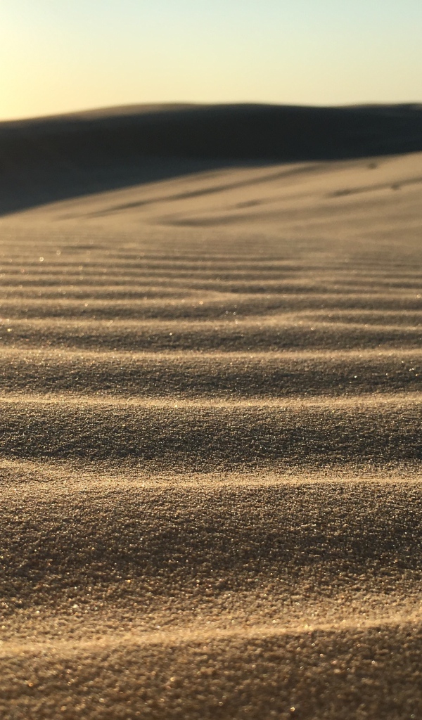 Золотистый песок в пустыне волнами