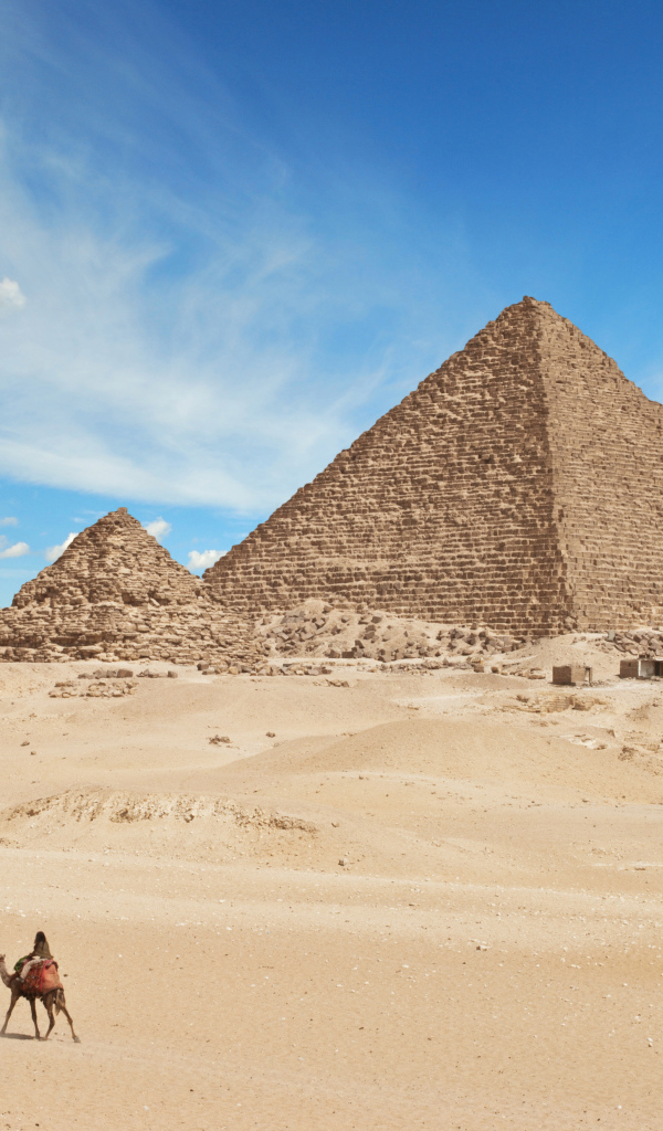 Старые пирамиды под голубым небом