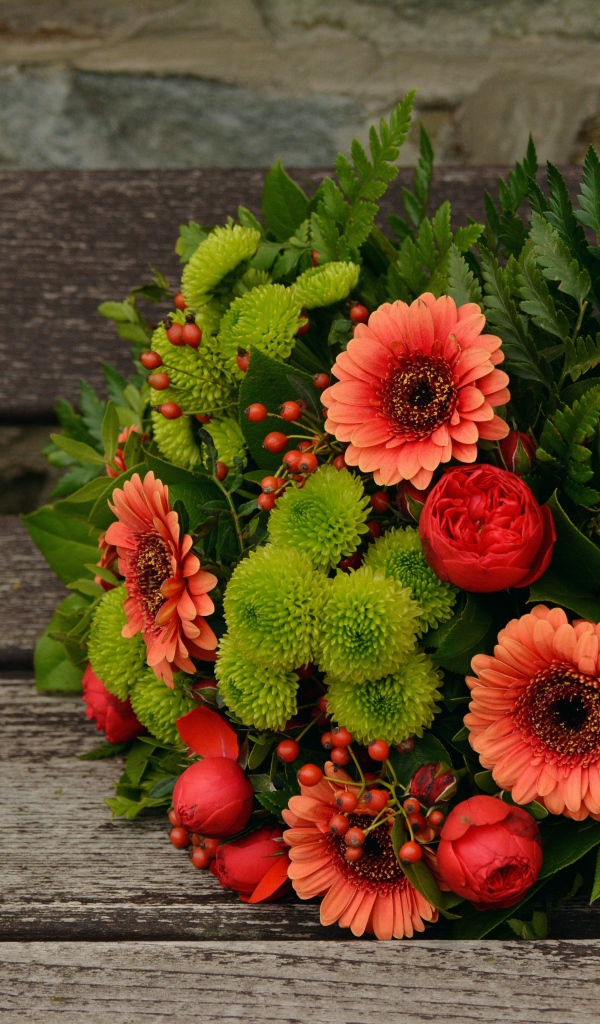 Красивый букет на деревянной лавке