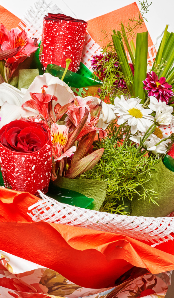 Красивый букет с разными цветами на сером фоне 