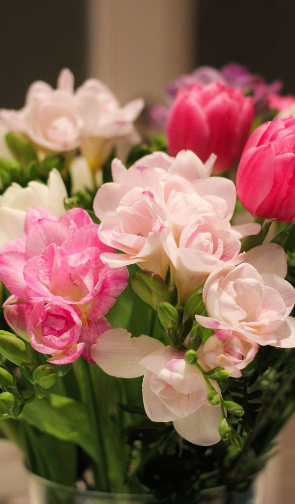 Красивый нежный весенний букет в вазе