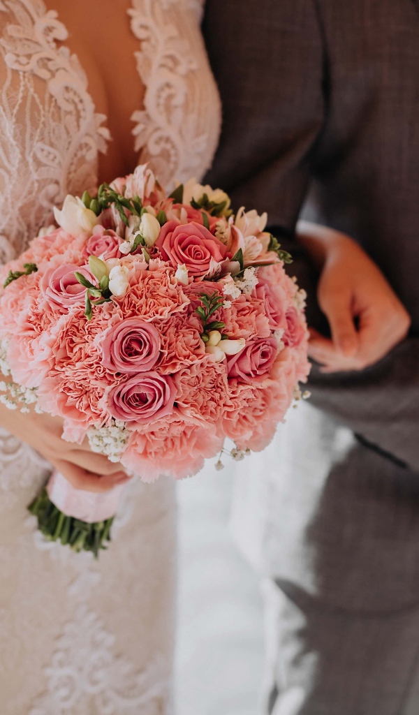 Красивый розовый букет в руках у невесты на свадьбе 