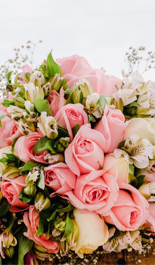 Красивый розовый свадебный букет