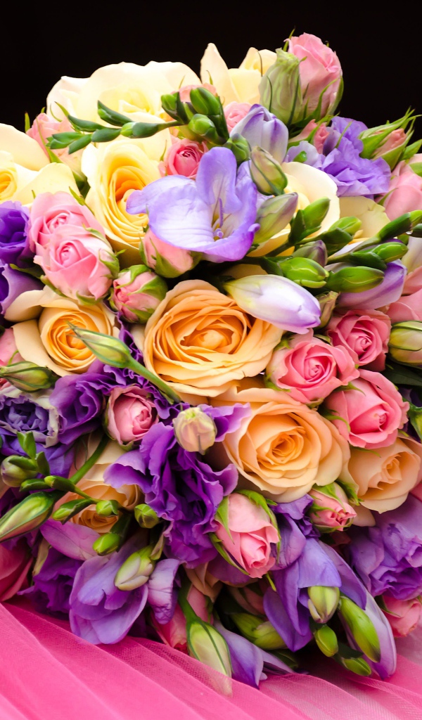 Красивый свадебный букет лежит на розовой ткани