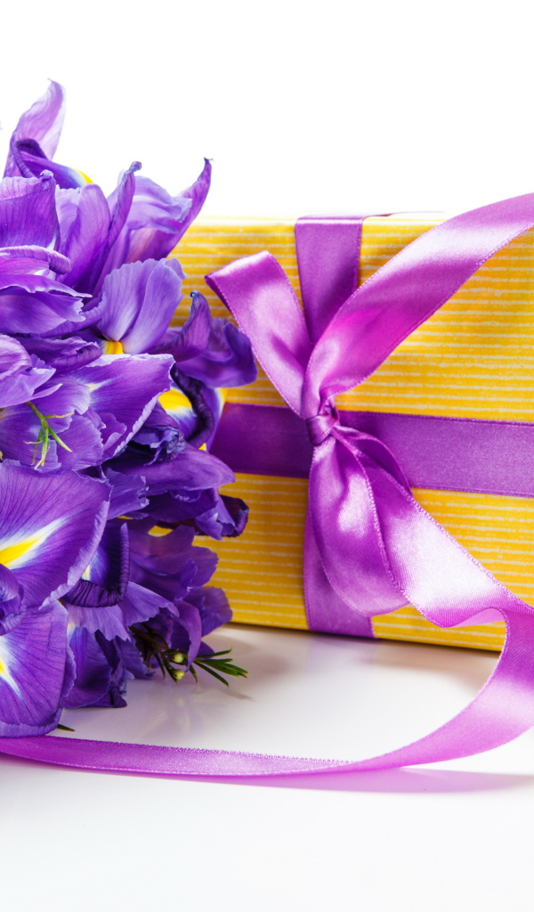 Букет цветов ириса на столе с подарком