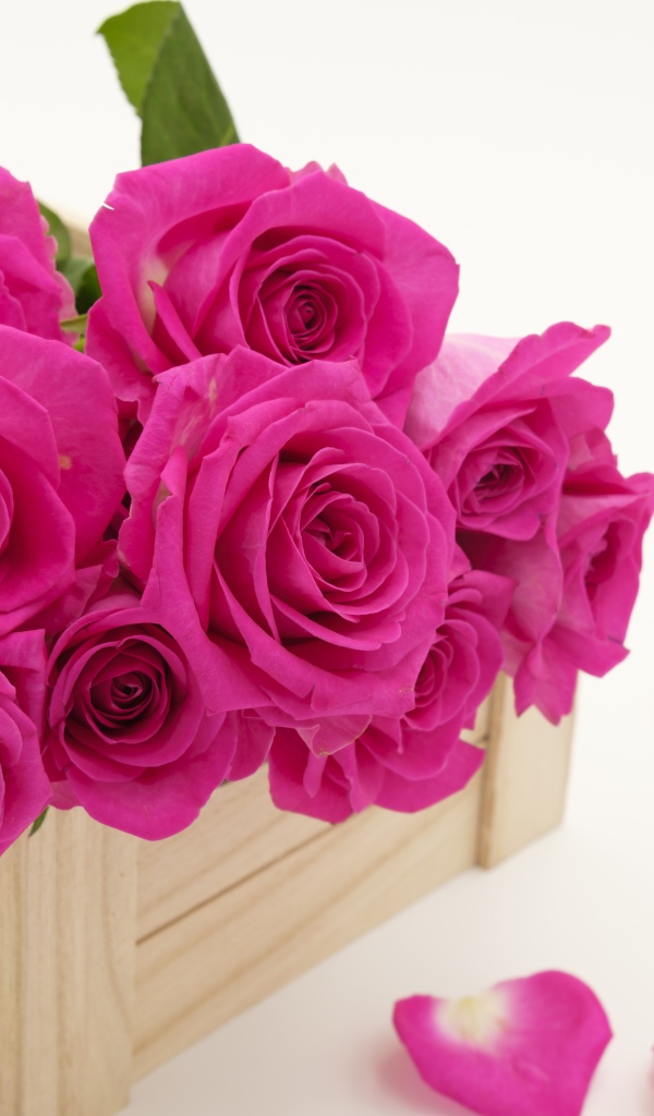 Букет розовых роз в деревянном ящике