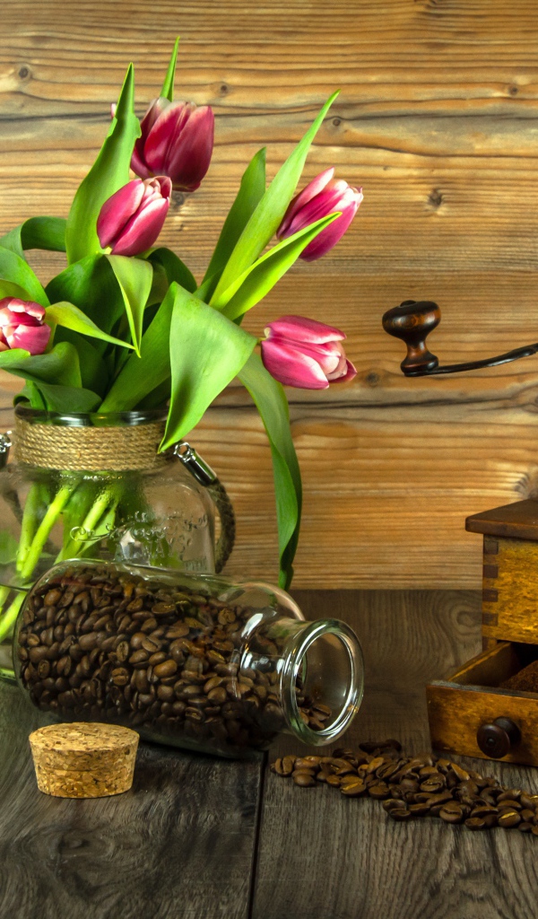 Букет тюльпанов на столе с кофе