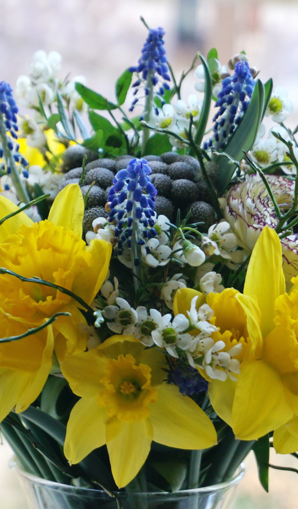 Букет желтых нарциссов с другими цветами в вазе