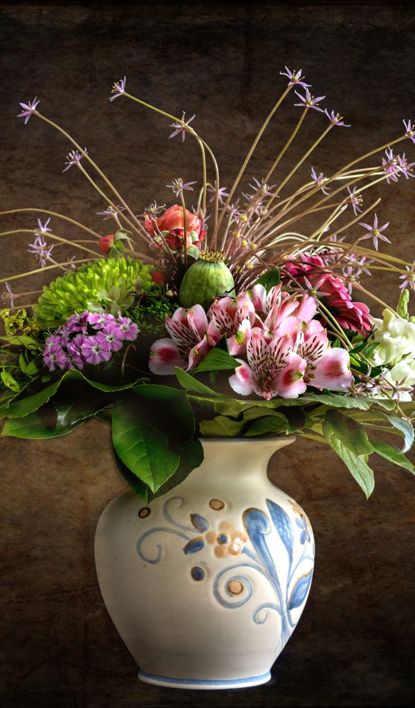 Милый букет в красивой вазе на фоне стены